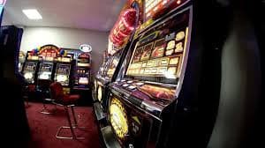 Aplikasi mobile laga88 menampilkan meja Dragon Tiger dengan chat langsung dan riwayat taruhan